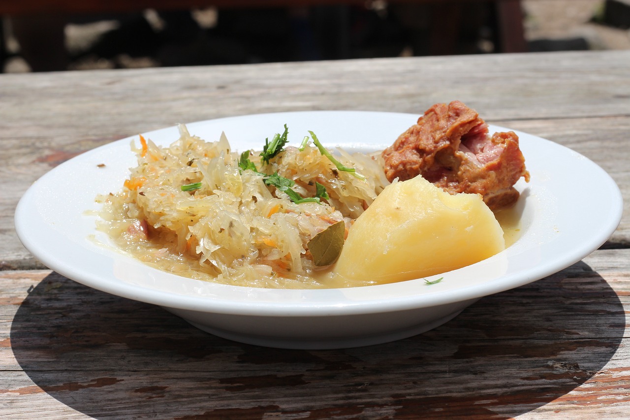 entdecken sie die gesundheitlichen vorteile und vielfältigen verwendungsmöglichkeiten von sauerkraut, einem traditionellen fermentierten lebensmittel. erfahren sie, wie sie es selbst zubereiten können und genießen sie die köstlichen, knusprigen aromen dieser deutschen delikatesse.