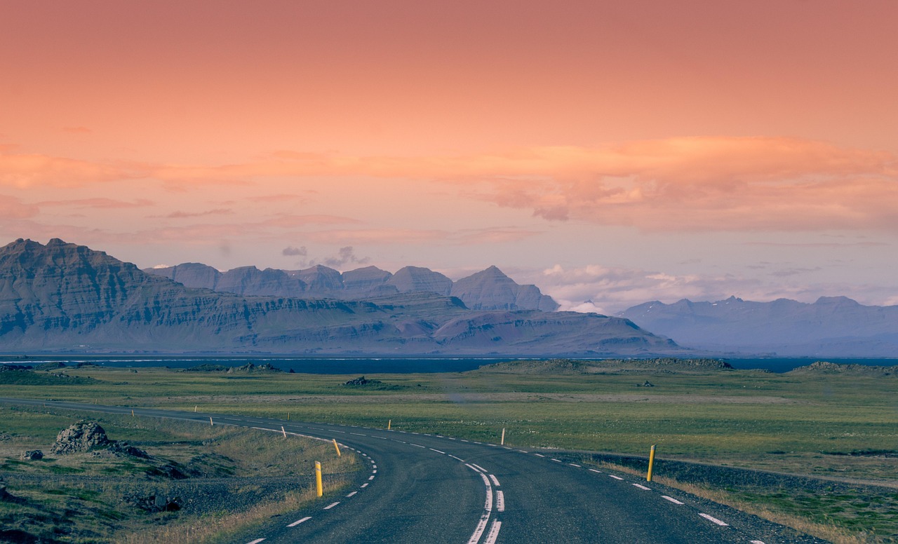 erlebe das abenteuer deines lebens auf einem roadtrip! entdecke atemberaubende landschaften, spannende städte und unvergessliche momente auf der straße. perfekt für reisende, die freiheit und entdeckung lieben.