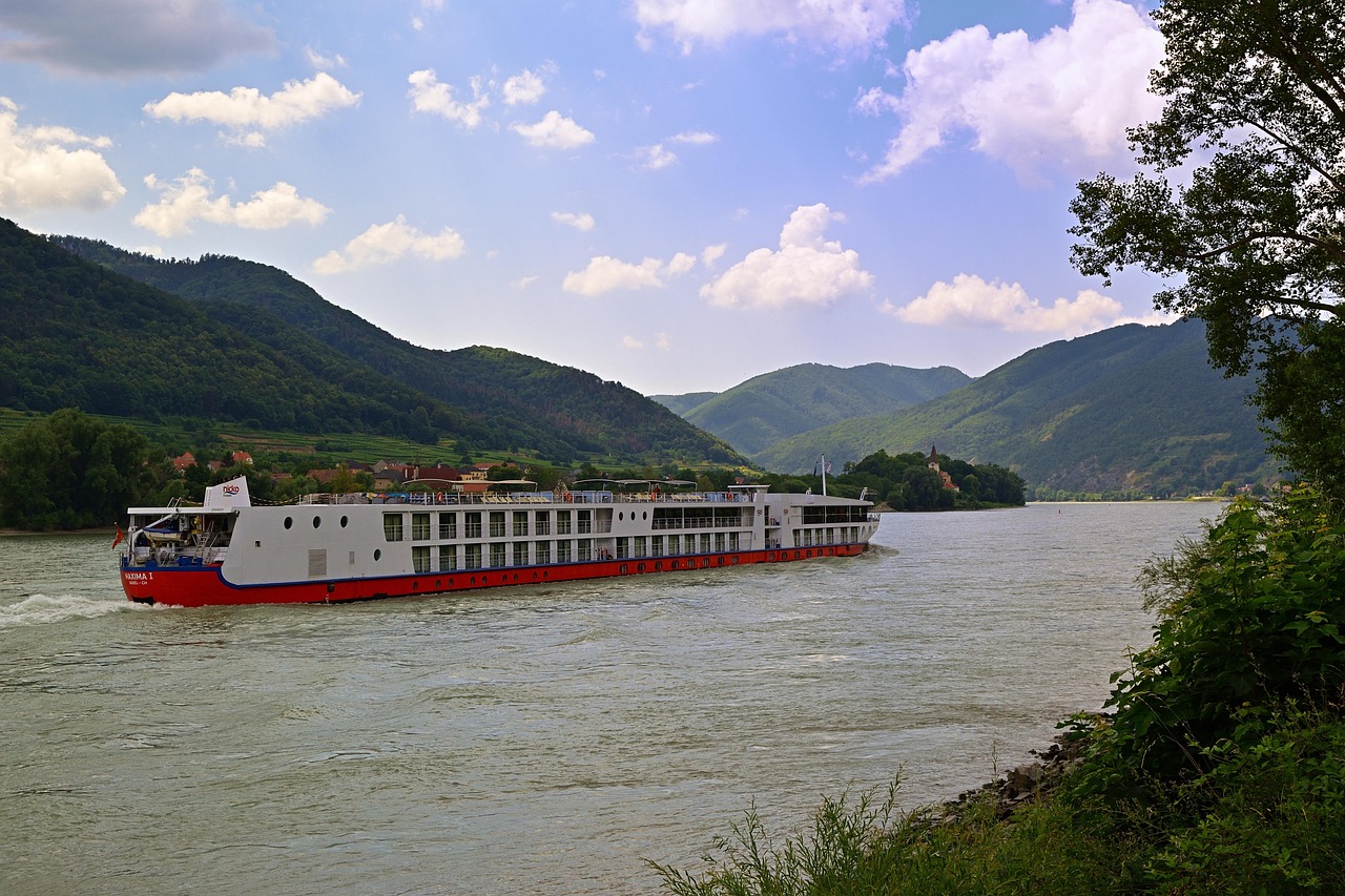 erleben sie unvergessliche flusskreuzfahrten und entdecken sie atemberaubende landschaften, charmante städte und kulturelle höhepunkte, während sie entspannt auf dem wasser reisen.