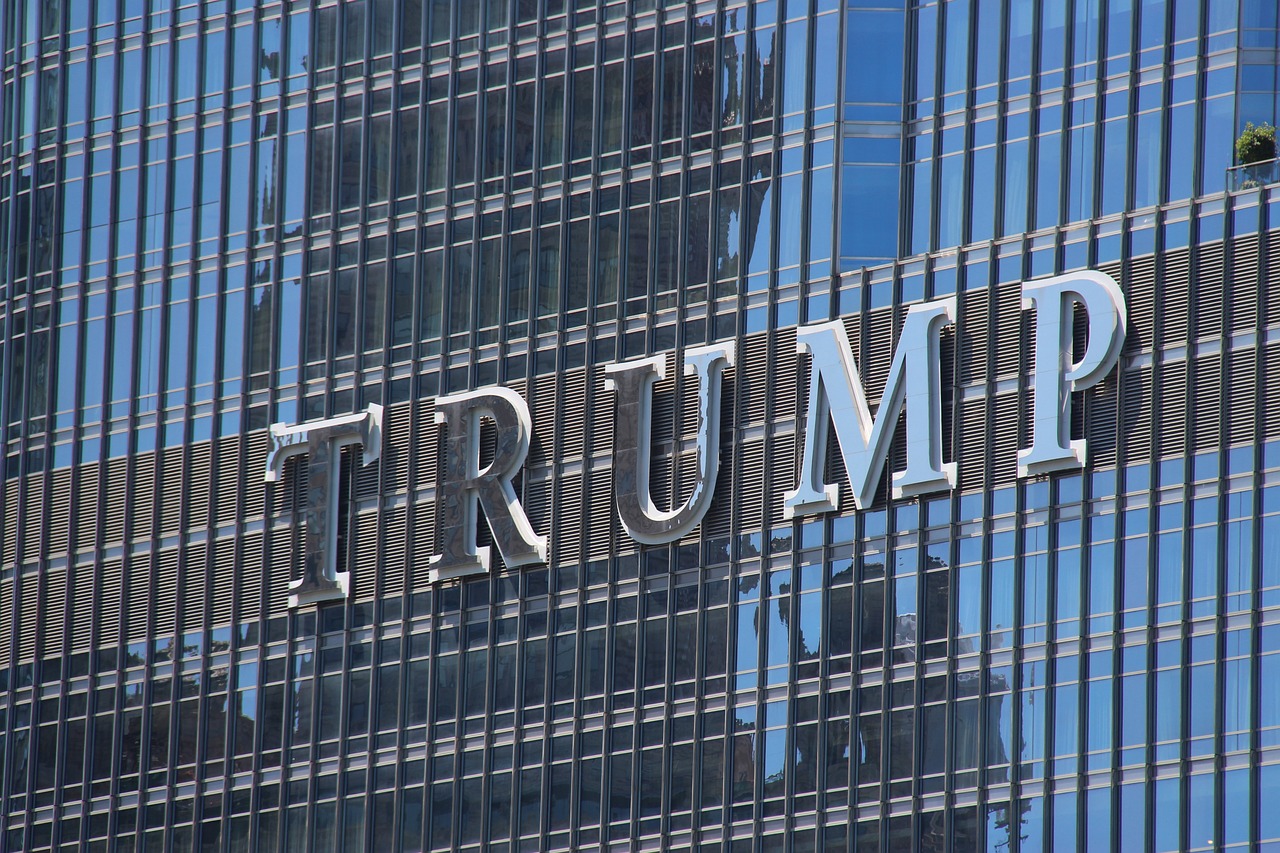 entdecken sie die neuesten nachrichten und analysen über donald trump, seine politik, seinen einfluss und die reaktionen auf sein handeln, sowohl in den usa als auch international.